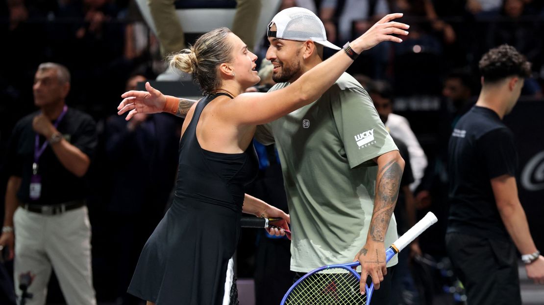 La bielorrusa Aryna Sabalenka y el australiano Nick Kyrgios se abrazan en la red después del partido de exhibición de tenis 