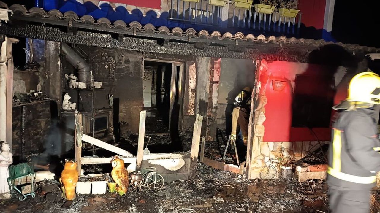 Muere una persona y otras seis resultan afectadas por un incendio en una vivienda en Palas de Rei - La Voz de Galicia