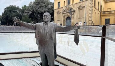 La insólita polémica por una estatua de Pavarotti “atrapada” en una pista de hielo