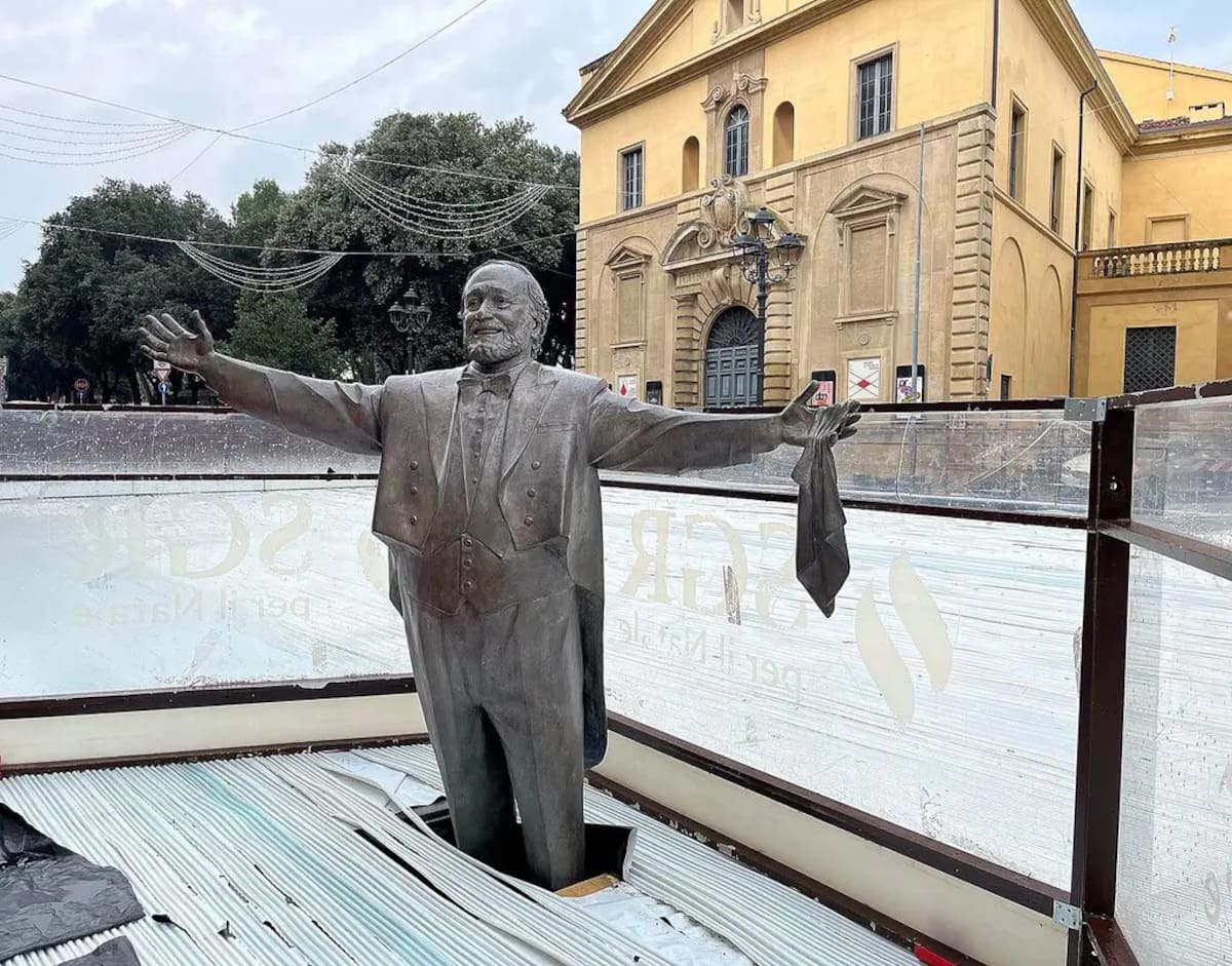 La insólita polémica por una estatua de Pavarotti “atrapada” en una pista de hielo