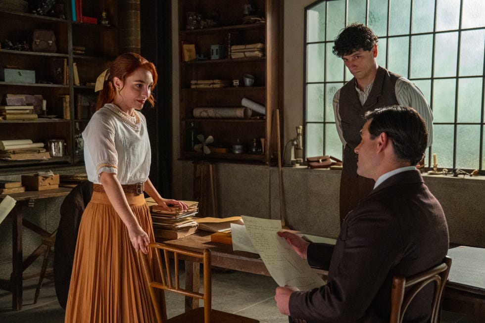 manuel interroga a enora en la promesa