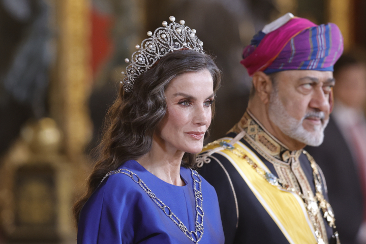 La reina Letizia con la tiara de María Cristina junto al sultán de Omán en la cena de gala en el Palacio Real