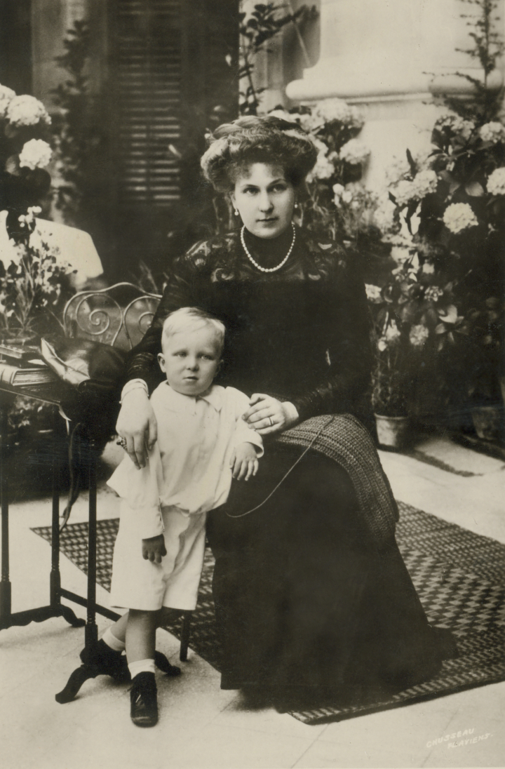 La reina Victoria Eugenia y su hijo Alfonso de Borbón y Battenberg en 1909