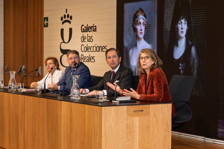 Las comisarias de la exposición de la reina Victoria Eugenia y el director de la Galería de las Colecciones Reales