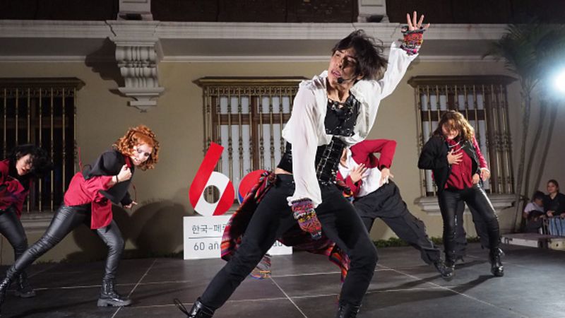 ¿Qué es el Q-pop, la música que mezcla el quechua con el estilo de las bandas de K-pop?