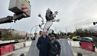 El león rampante ya corona la nueva rotonda del Puente de los Leones