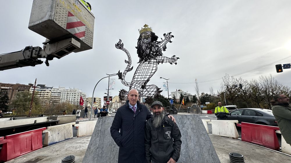 El león rampante ya corona la nueva rotonda del Puente de los Leones
