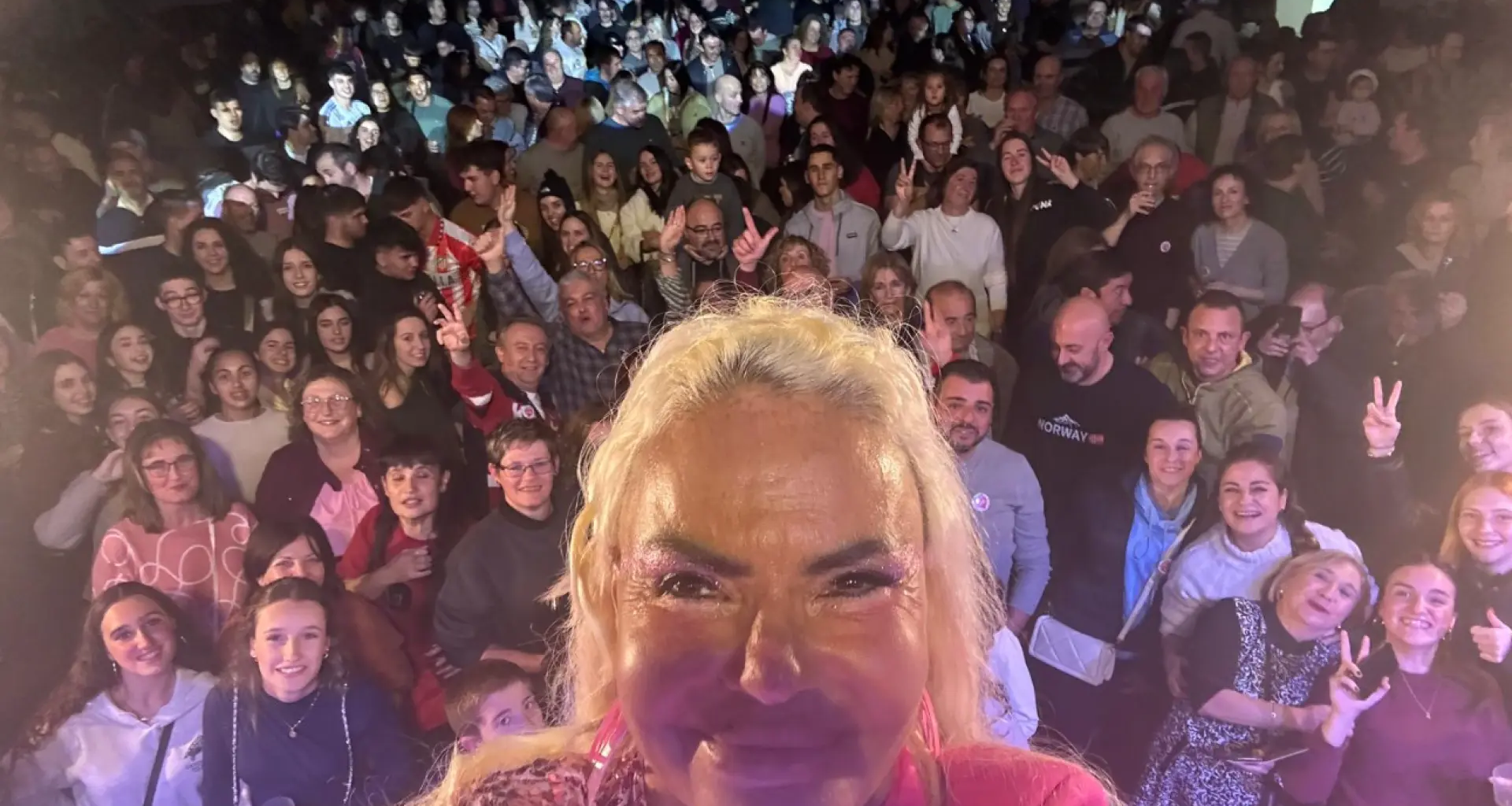 hasta el alcalde bailó en el escenario