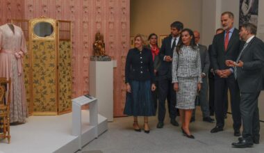 El conjunto de 'tweed' solidario que la Reina Letizia ha elegido para visitar la exposición de Victoria Eugenia