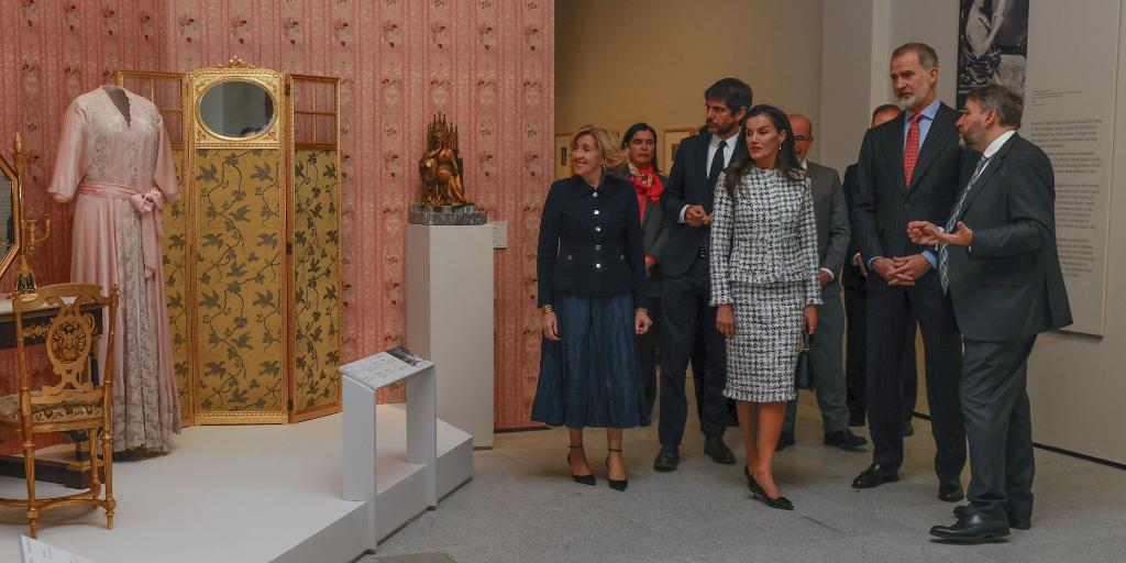 El conjunto de 'tweed' solidario que la Reina Letizia ha elegido para visitar la exposición de Victoria Eugenia
