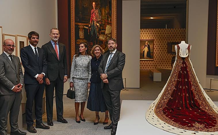 Imagen principal - La Reina Letizia con conjunto dos piezas de APRAMP