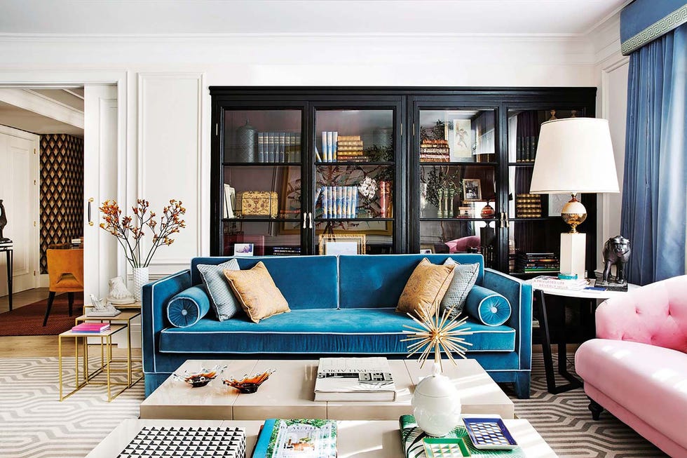 librerías elegidas por expertos   lacada en negro, y con bisagras y tiradores dorados,