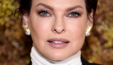 Linda Evangelista (60) reaparece en el desfile de Chanel con el corte de pelo perfecto para mujeres mayores de 60
