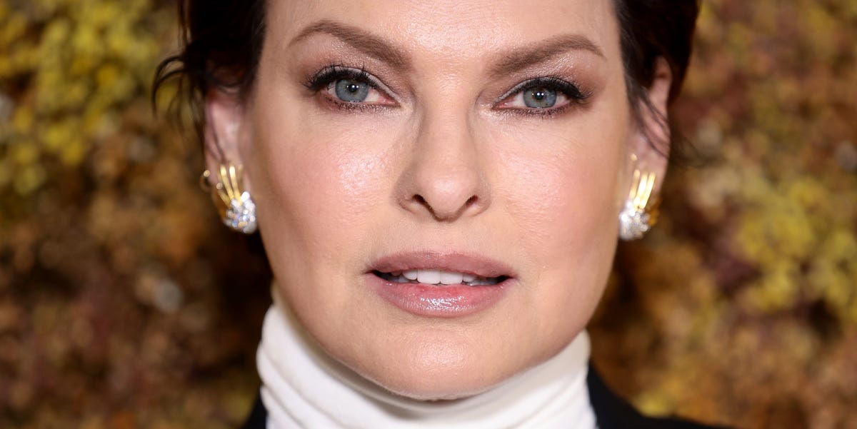 Linda Evangelista (60) reaparece en el desfile de Chanel con el corte de pelo perfecto para mujeres mayores de 60