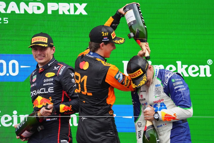 Hadjar se subió al podio con un Racing Bulls. Muy meritorio. (AP Photo/Peter Dejong)