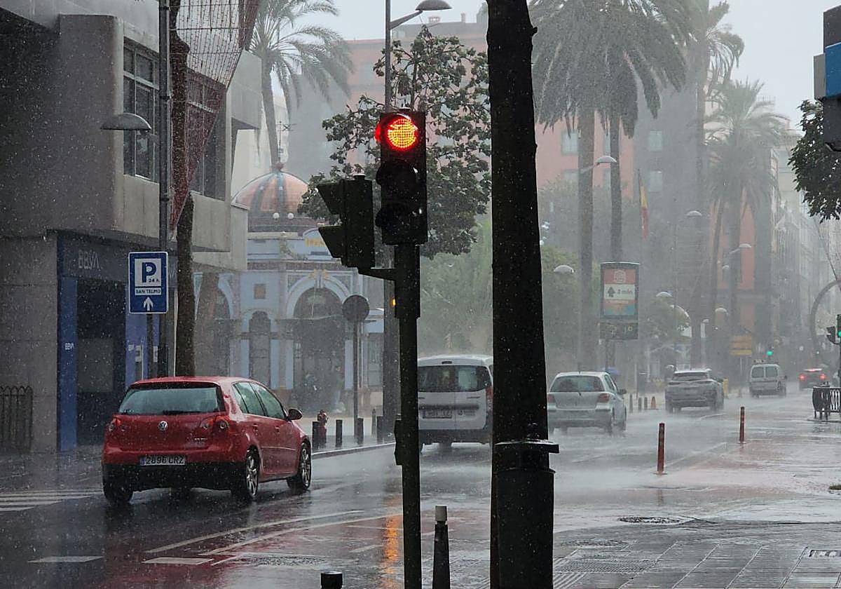 Canarias declara la alerta máxima por la borrasca Emilia: todo comienza en cuestión de horas