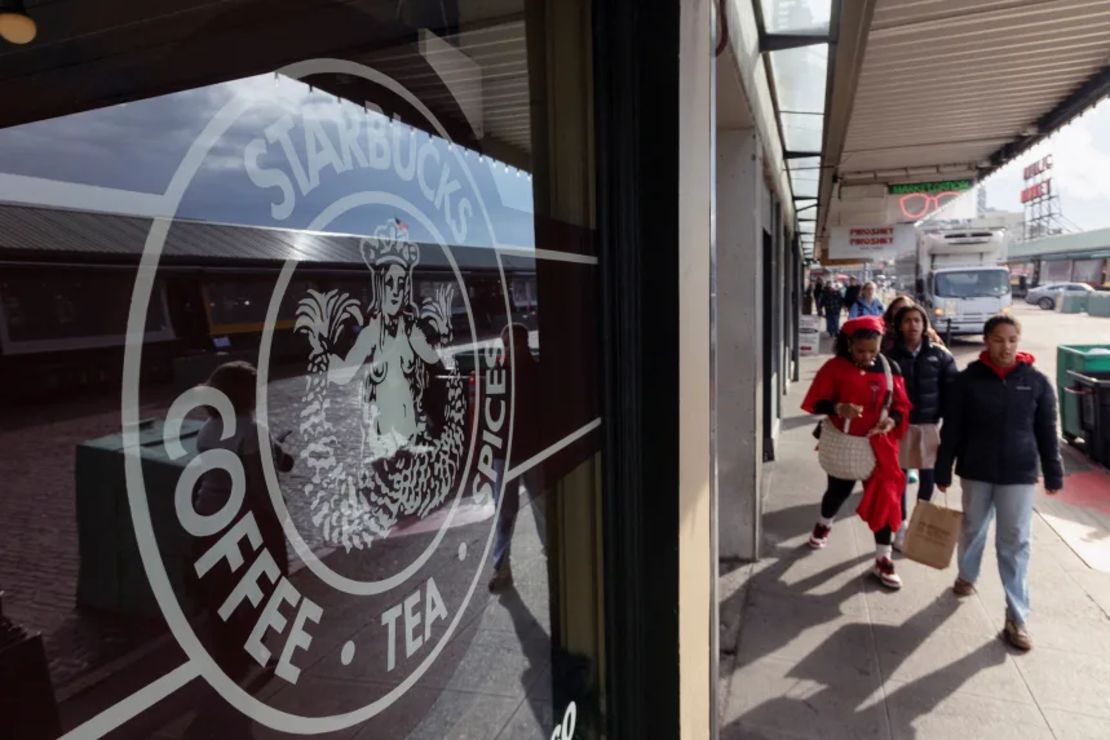 El logotipo original de Starbucks en una de las primeras tiendas en Pike Place Market en Seattle este año.