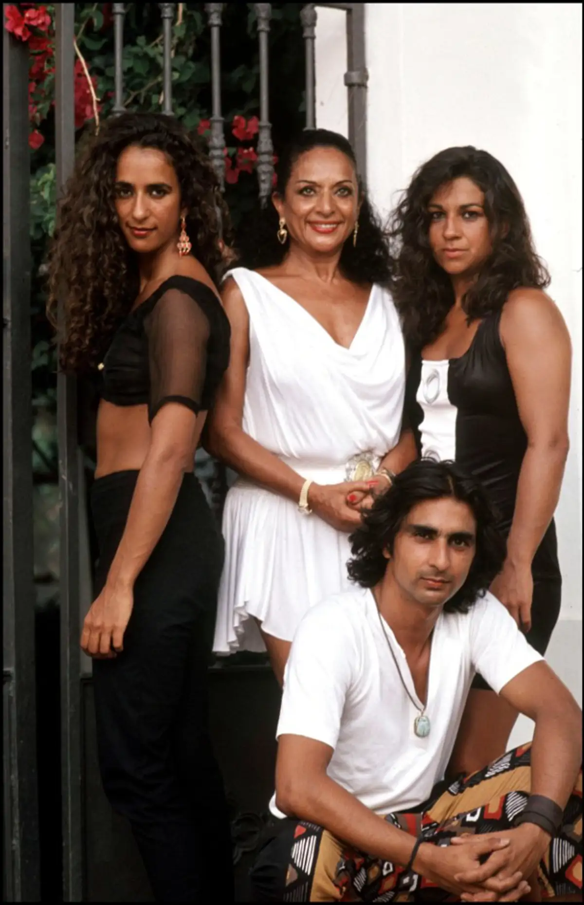 Lola Flores, con sus tres hijos, Lolita, Rosario y Antonio.