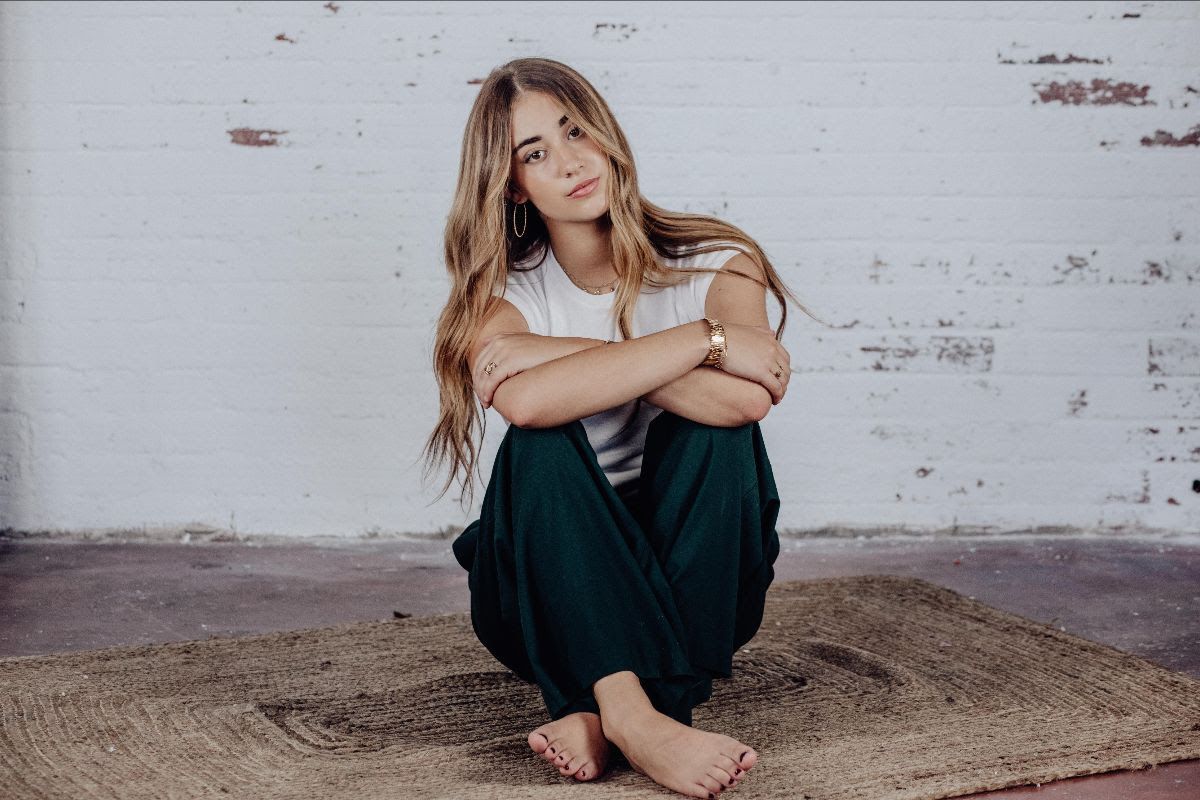 La cántabra Lu Decker habla de heridas abiertas en 'Apago la luz'