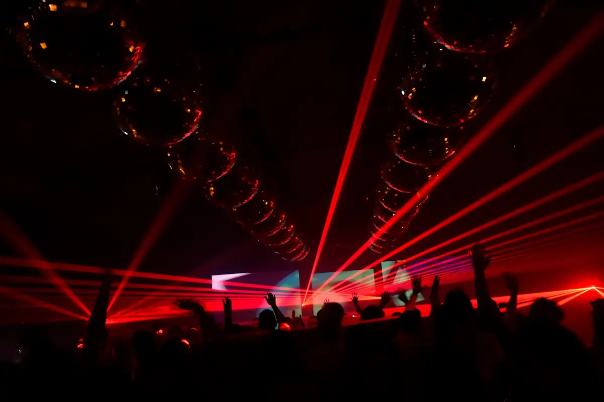 Luces y ambiente de club durante una sesión nocturna