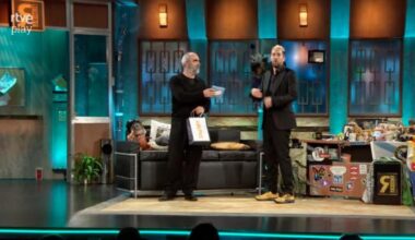 El regalo de Luis Tosar a David Broncano en 'La Revuelta' es