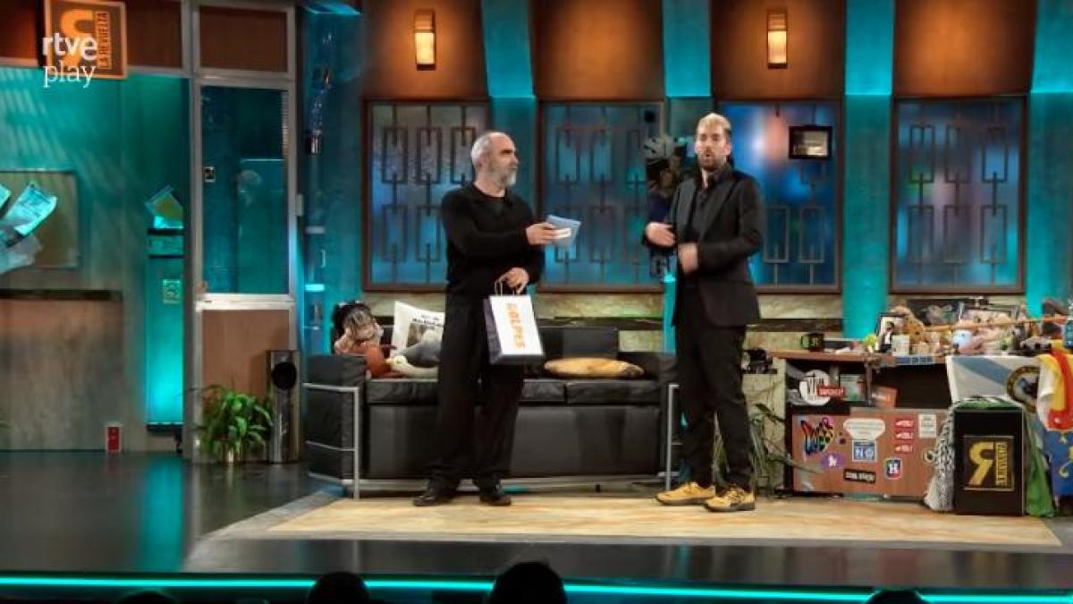 El regalo de Luis Tosar a David Broncano en 'La Revuelta' es