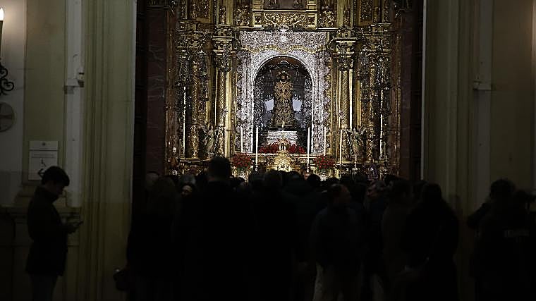 El Señor de la Sentencia presidiendo la basílica mientras que los hermanos escuchaban los resultados de las elecciones