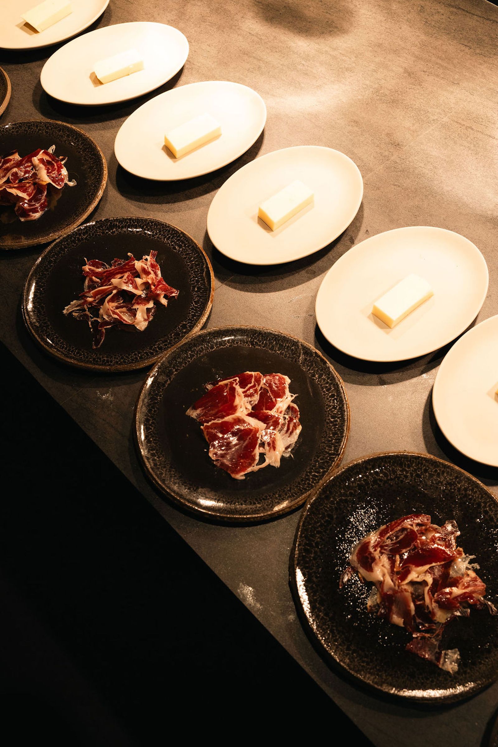 Jamón ibrico de bellota y queso Comt con 48 meses de duración dos de los entrantes del menú de Nochevieja.