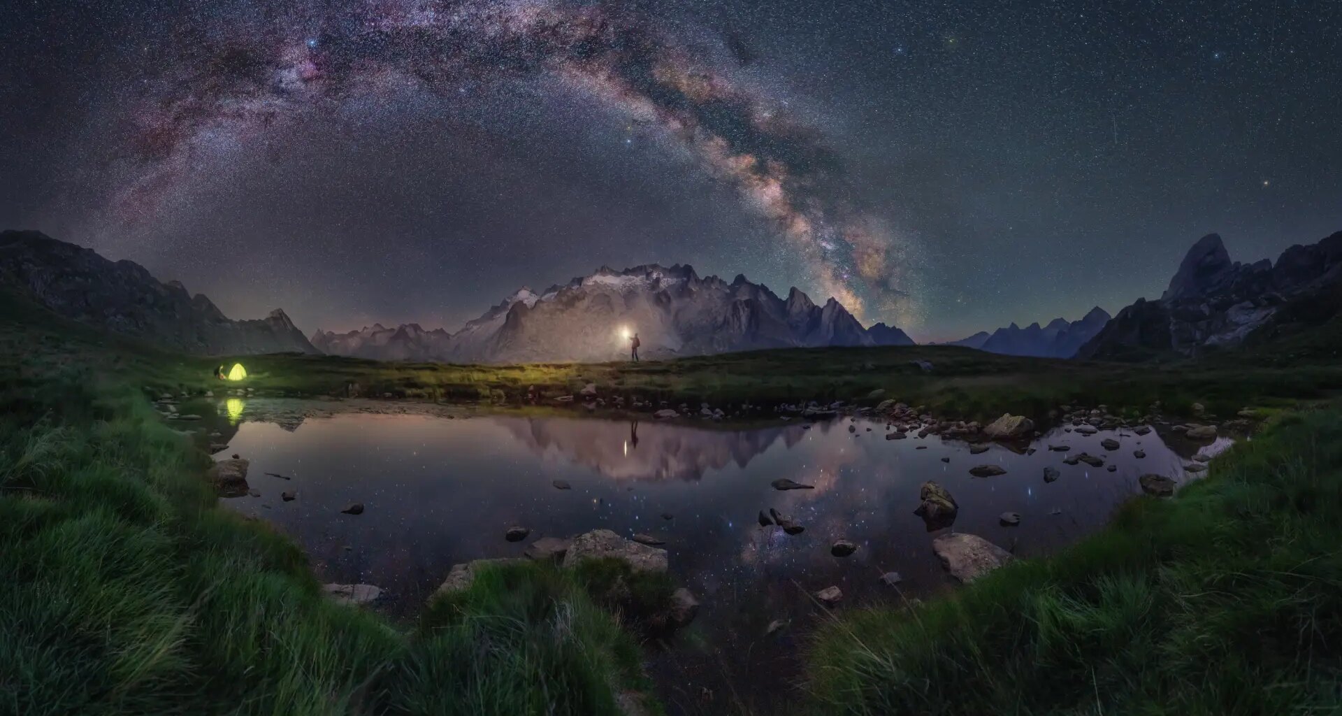 Una fotografía de la Maladeta y el Aneto bajo la Vía Láctea, premio Félix de Azara 2025