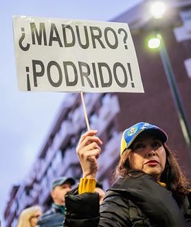 Imagen secundaria 2 - El opositor Leopoldo López encabeza la marcha en Madrid, donde estuvo muy presente la imagen de María Corina Machado y abundaban los carteles contra el dictador chavista