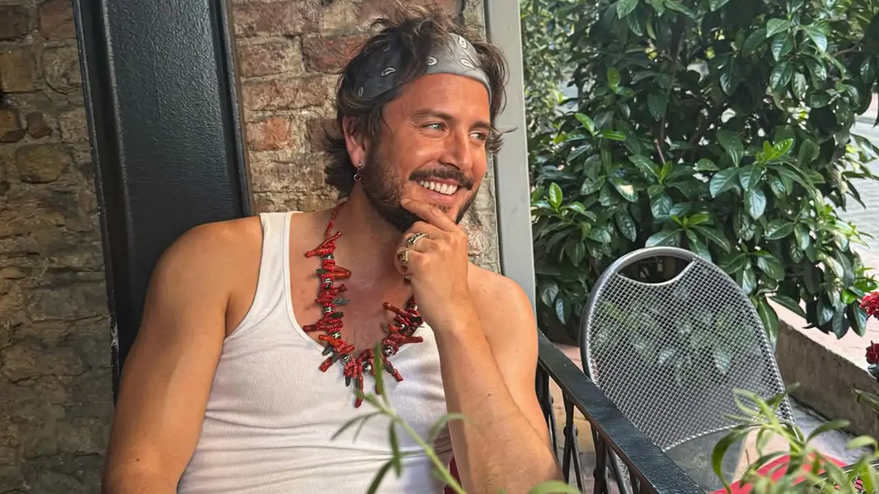 Entramos en el chalet de Manuel Carrasco a las afueras de Madrid: una vivienda unifamiliar muy amplia, con jardín a doble altura y piscina de diseño