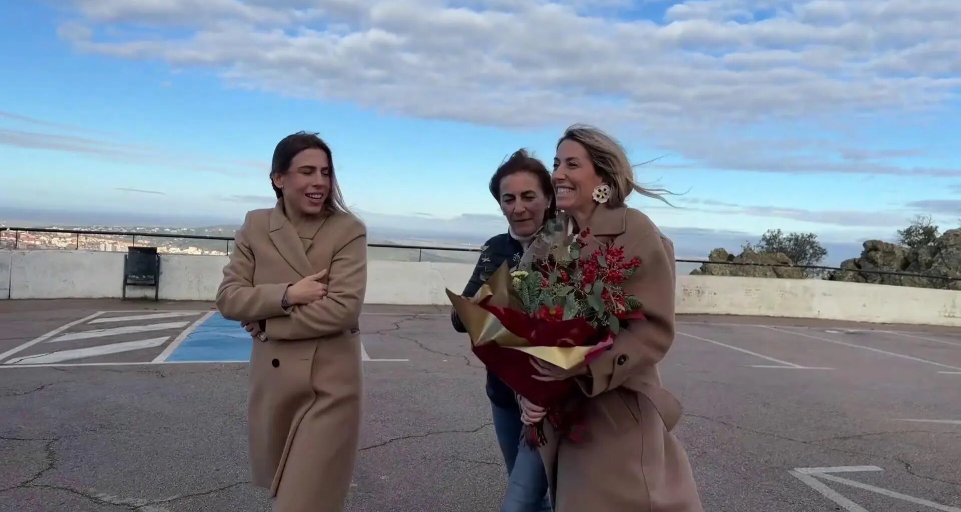 Guardiola vive la jornada de reflexión en Cáceres rodeada de amigos y con una ofrenda a la Virgen de la Montaña