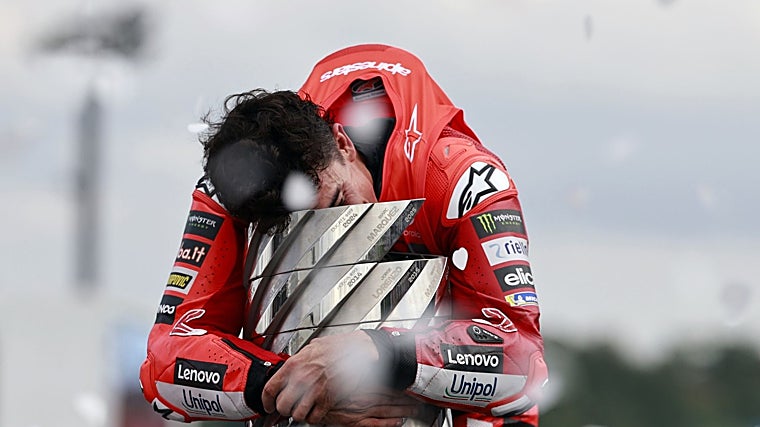 Marc Márquez abraza el trofeo de campeón del mundo