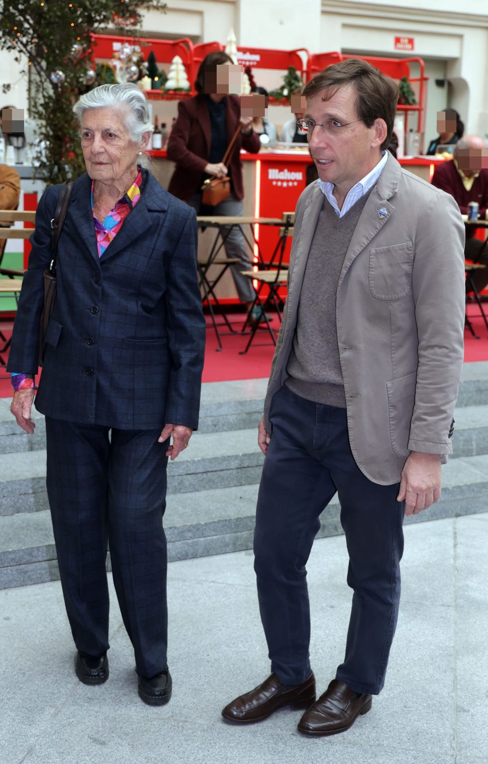 jose luis martinez almeida y teresa de borbon dos sicilias en el rastrillo de nuevo futuro en noviembre de 2025