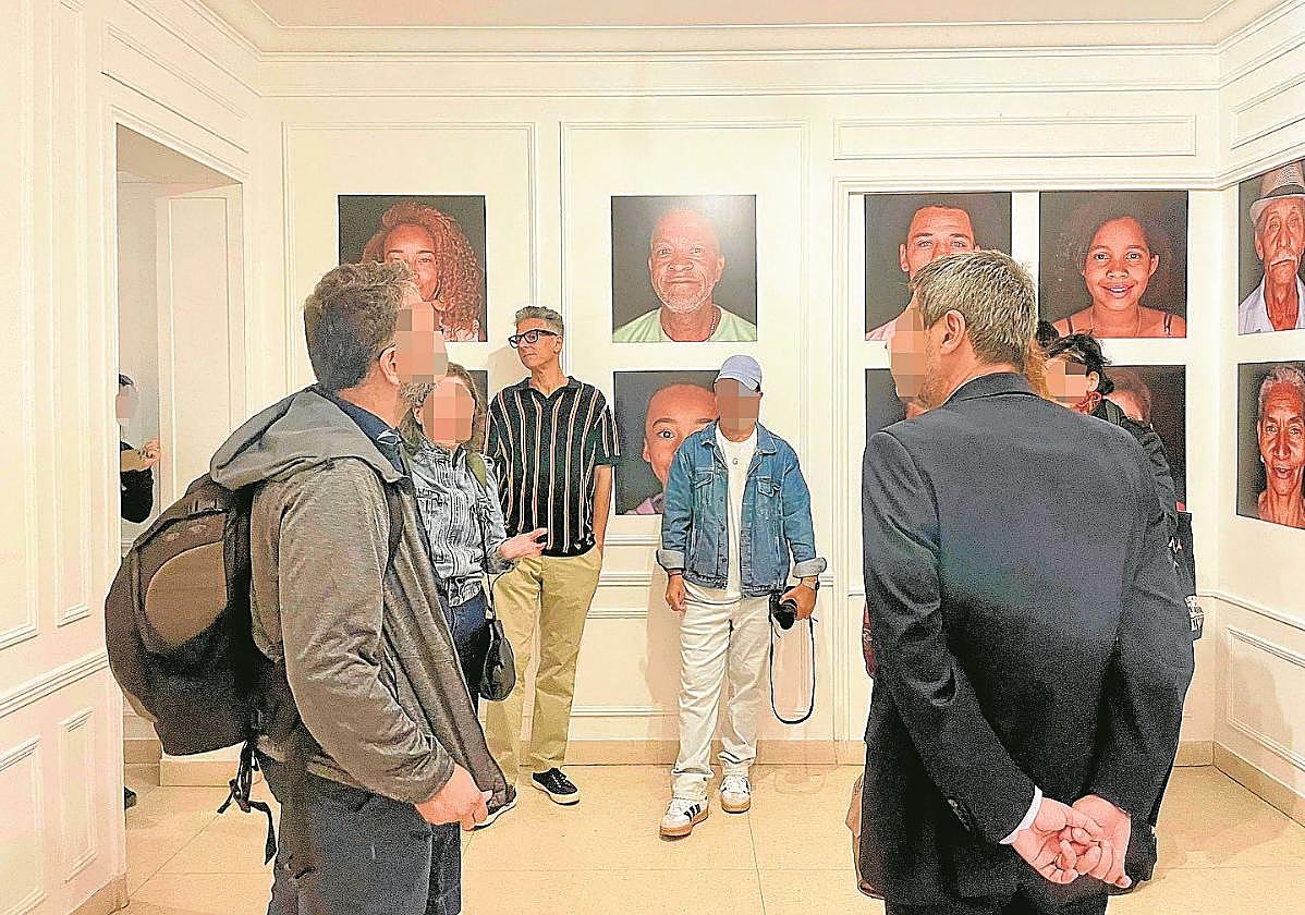 entre jóvenes y tramando una boda de conveniencia