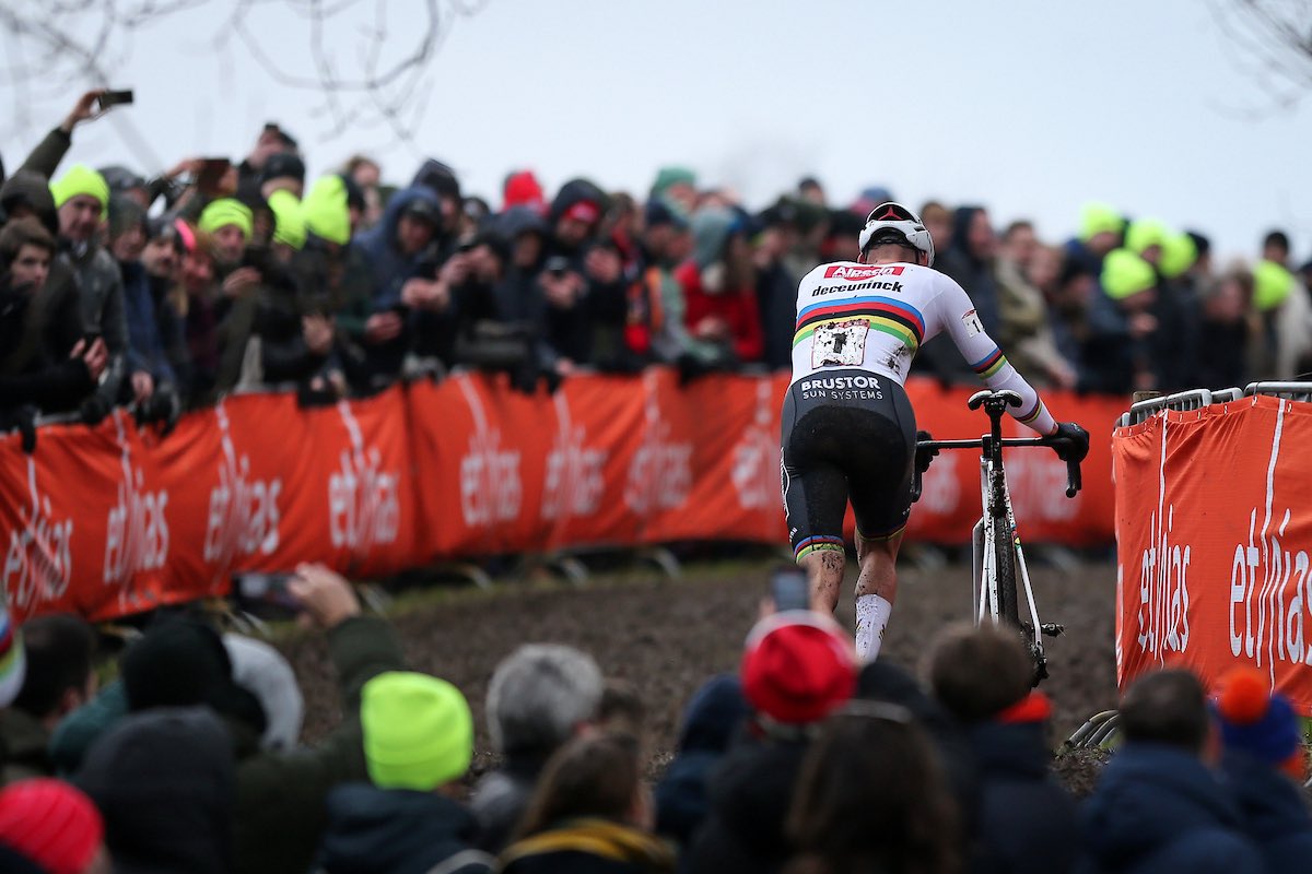 Mathieu van der Poel puede en Namur con Thibau Nys... por un problema técnico