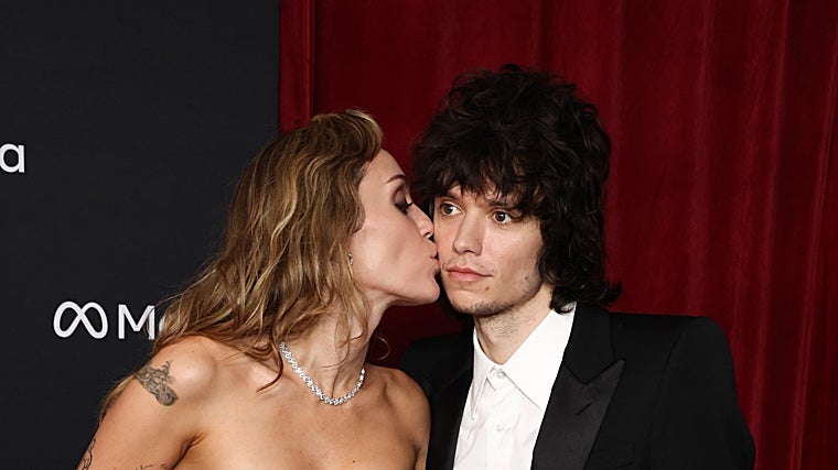 Miley Cyrus y Maxx Morando se comprometen tras cuatro años de relación