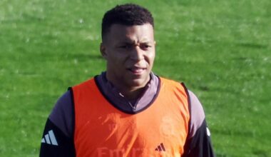 Mbappé se lesiona la rodilla y será baja contra el Betis