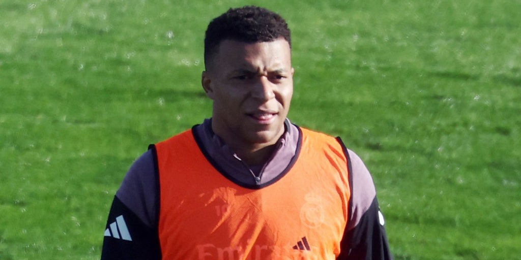 Mbappé se lesiona la rodilla y será baja contra el Betis