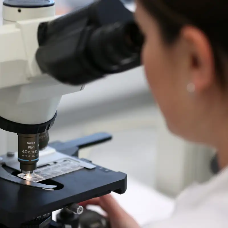 Médica en laboratorio