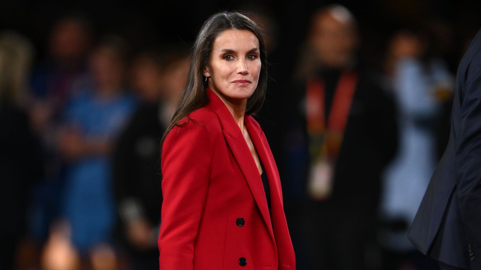 mejores looks reina letizia ortiz traje rojo partido españa inglaterra