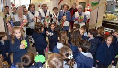 Los villancicos del Centro de Mayores «Margarita Salas» y del colegio María Inmaculada llenan de Navidad el Mercado Municipal