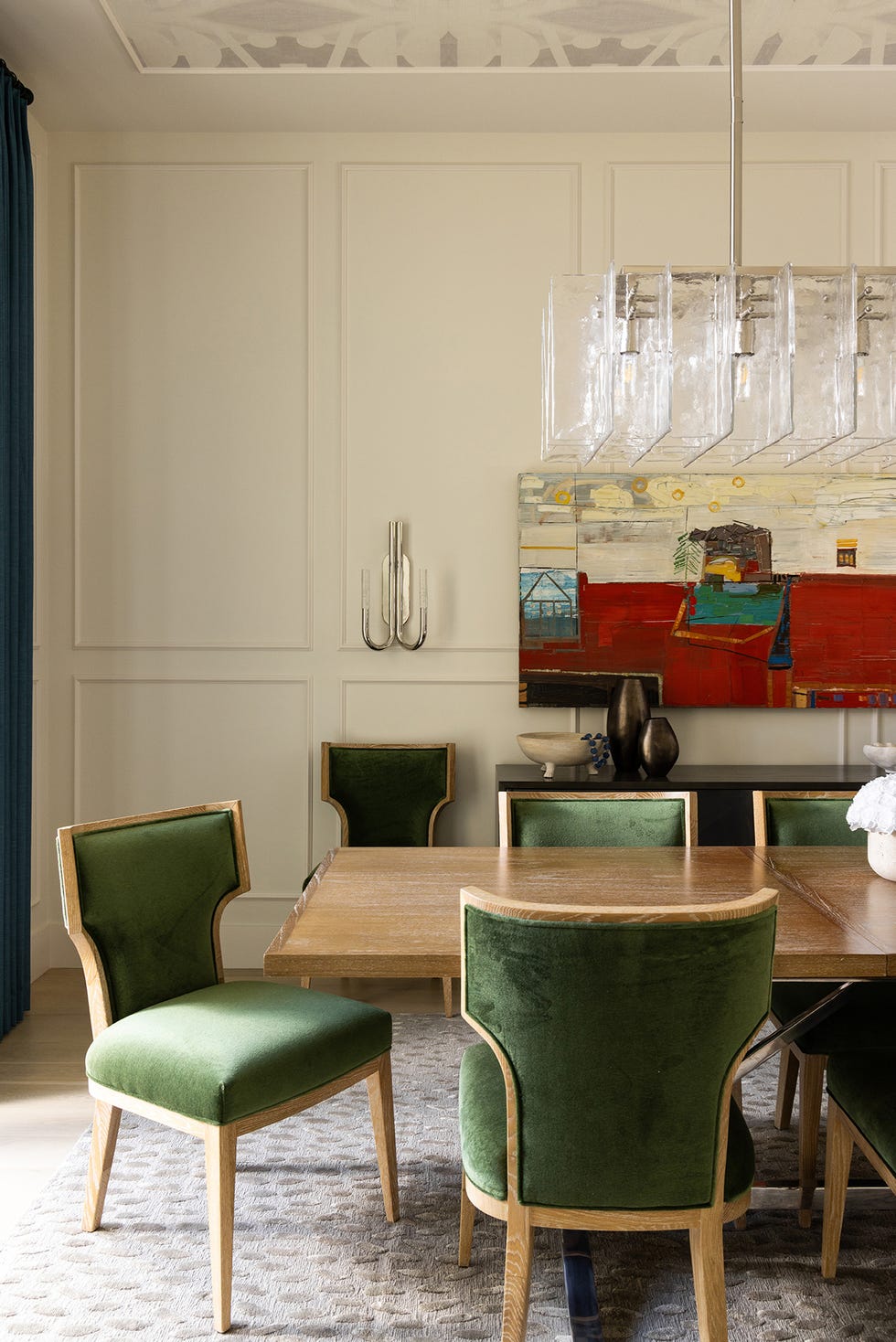 una casa clasica moderna decorada por mel bean