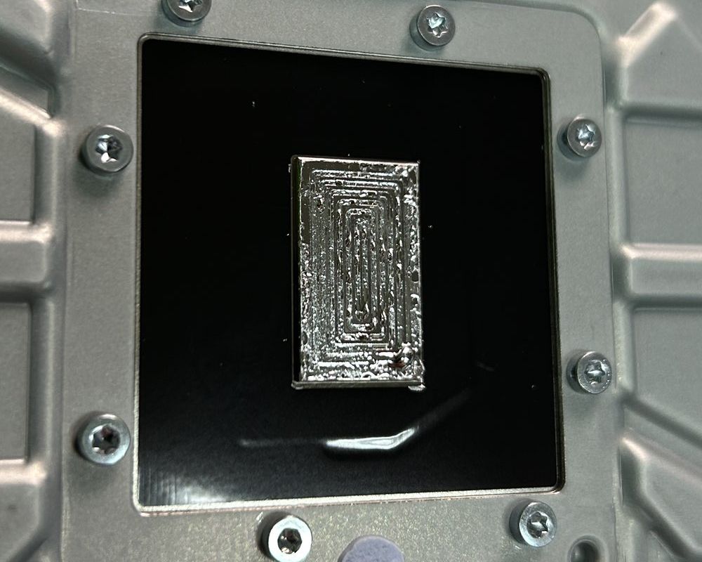 Nuevo sistema de contención del metal líquido en la PS5 Slim CFI-2116, con ranuras más profundas para evitar fugas