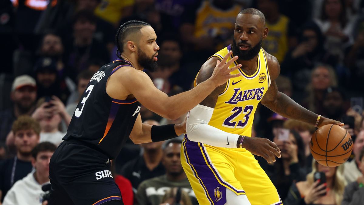 LeBron James inicia un ataque ante la defensa de Dillon Brooks.