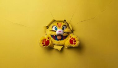 El FC Barcelona presenta el primer peluche oficial de CAT