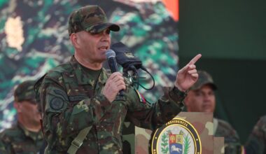 Venezuela planta cara a EEUU y asegura que sus Fuerzas Armadas están listas para responder a quien se "atreva a agredir"