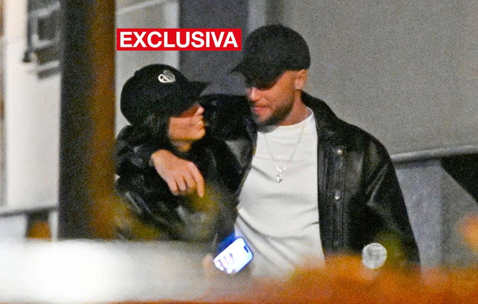 anita williams y montoya pasean abrazados por las calles de madrid