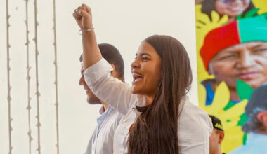 Muajer trabajadora celebrando