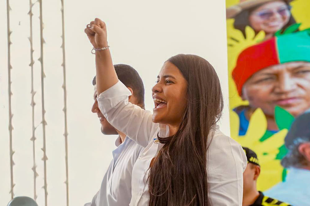 Muajer trabajadora celebrando